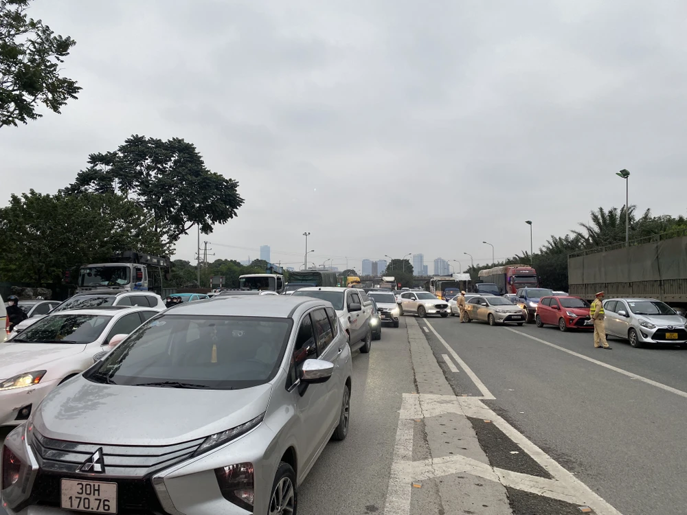 Tai nạn liên hoàn khiến Đại lộ Thăng Long ùn tắc nghiêm trọng