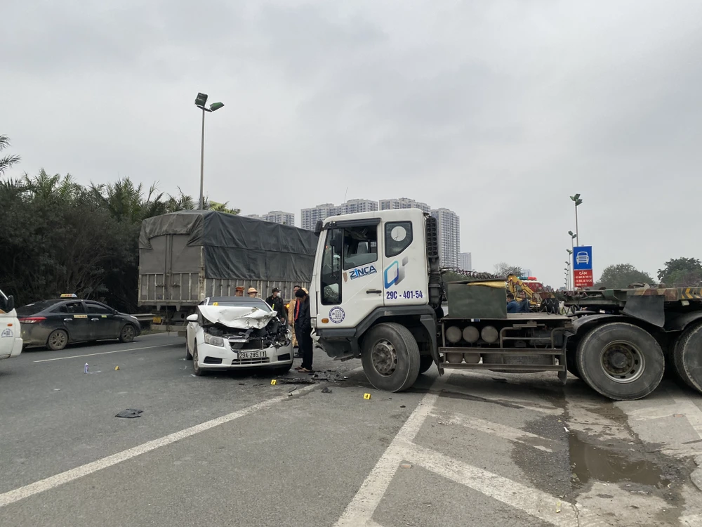 Tai nạn liên hoàn giữa 3 ô tô khiến Đại lộ Thăng Long ùn tắc nghiêm trọng