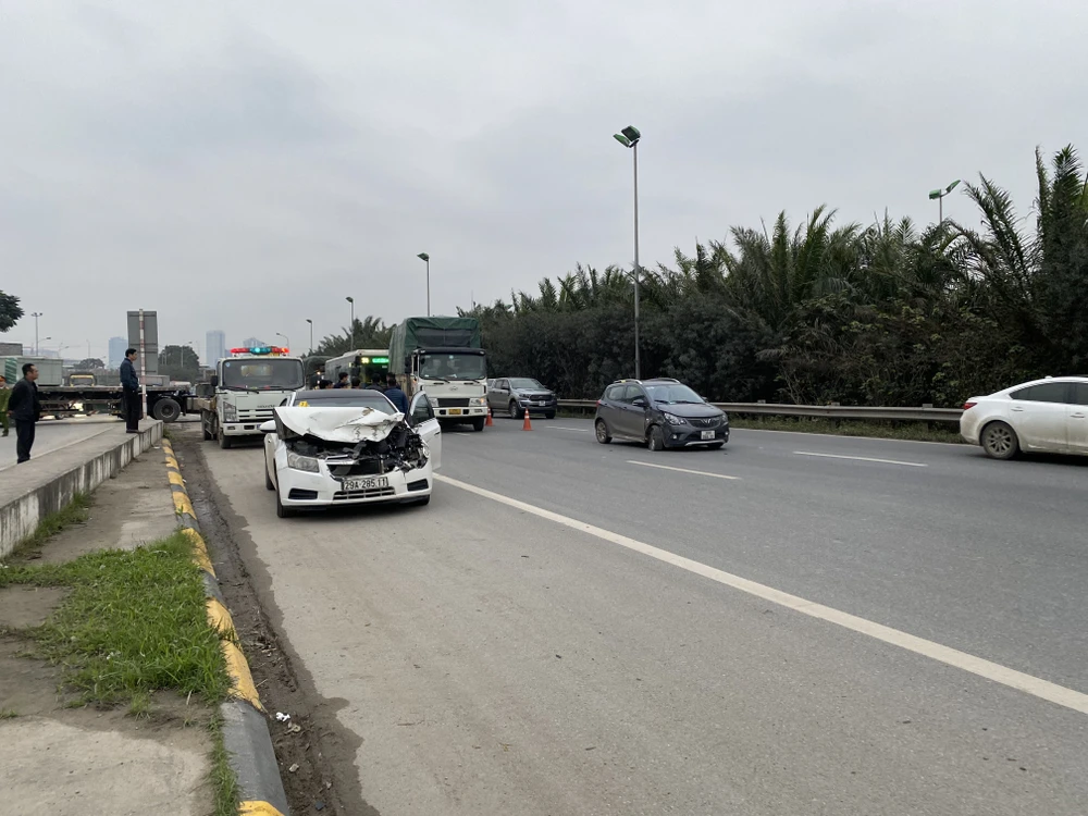 Tai nạn liên hoàn khiến Đại lộ Thăng Long ùn tắc nghiêm trọng