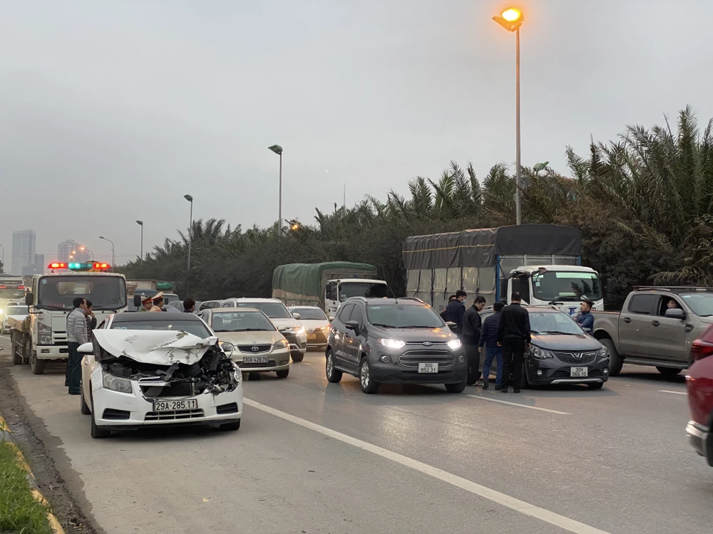 Tai nạn liên hoàn khiến Đại lộ Thăng Long ùn tắc nghiêm trọng
