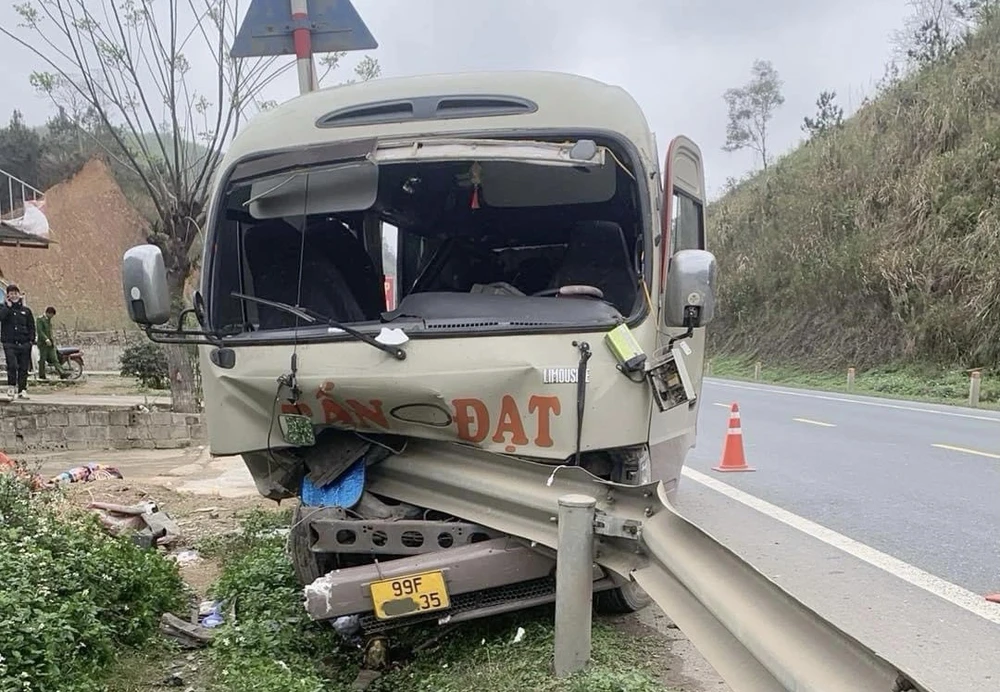 Xe khách mất lái, tông thẳng vào lan can, 6 người bị thương.jpg
