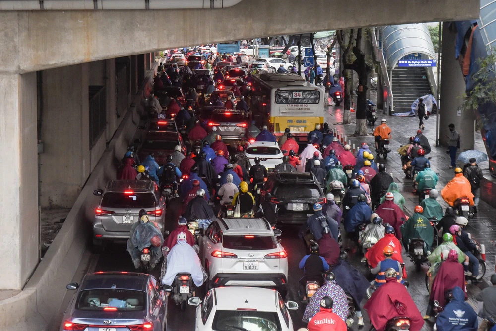 Mưa lớn lúc sáng sớm, giao thông Hà Nội ùn tắc nghiêm trọng trong ngày trở lạnh