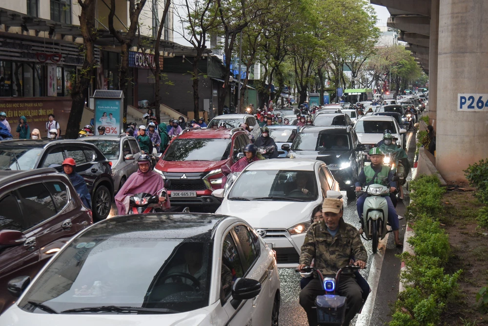 Mưa lớn lúc sáng sớm, giao thông Hà Nội ùn tắc nghiêm trọng trong ngày trở lạnh