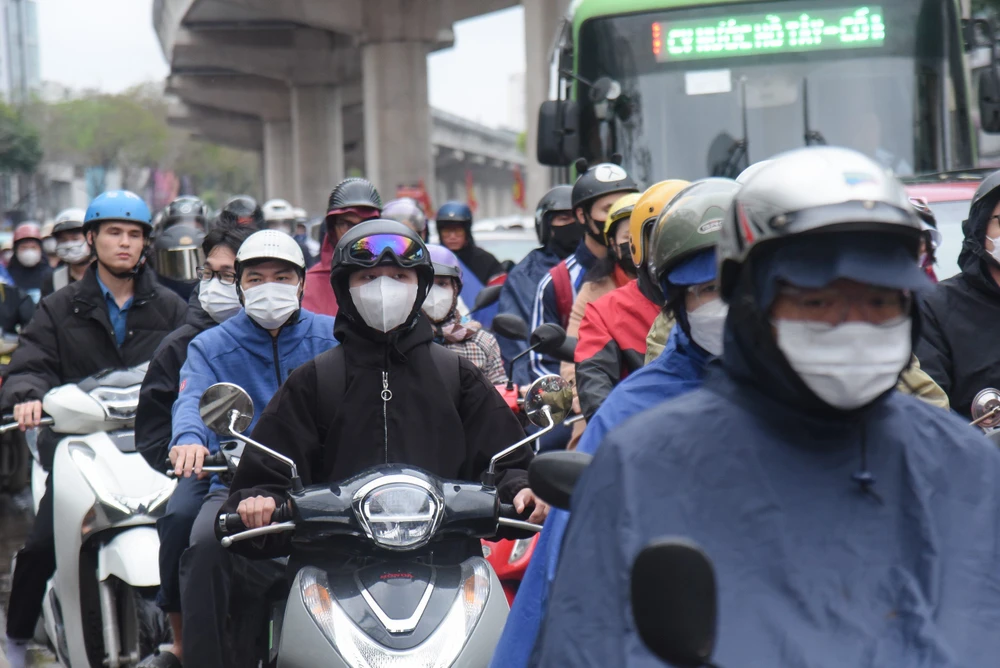 Mưa lớn lúc sáng sớm, giao thông Hà Nội ùn tắc nghiêm trọng trong ngày trở lạnh