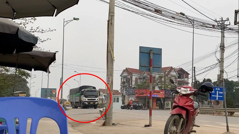 Phớt lờ lệnh cấm, xe tải trọng lớn bon bon qua cầu 20 năm tuổi xuống cấp nghiêm trọng 2.jpg