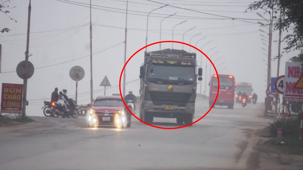 Phớt lờ lệnh cấm, xe tải trọng lớn bon bon qua cầu 20 năm tuổi xuống cấp nghiêm trọng.jpg