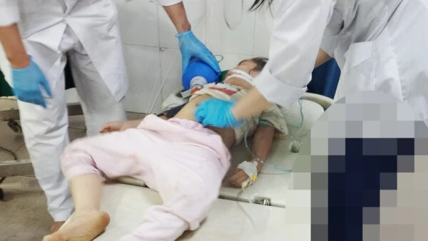 Bé gái 5 tuổi hóc quả nhãn.jpeg