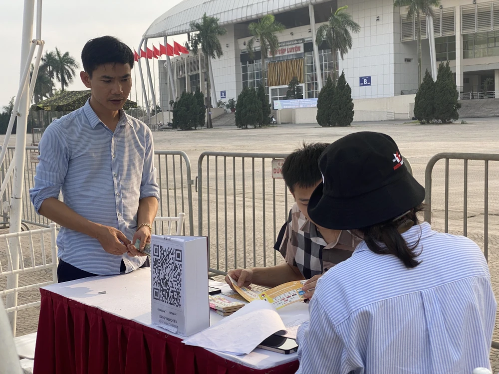 Vé trận đấu Việt Nam-Indonesia ế ẩm, phe vé nhiều hơn người mua 2.jpg