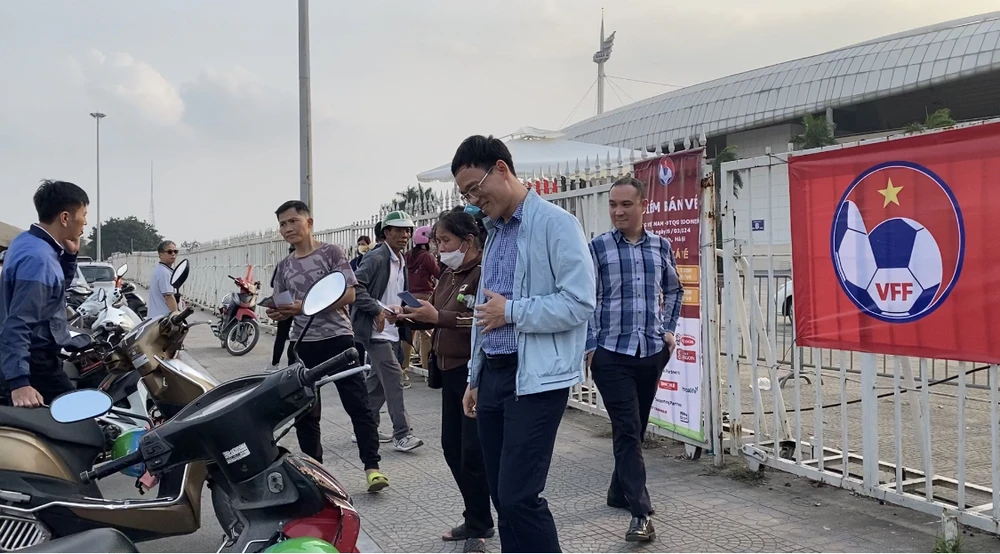 Vé trận đấu Việt Nam-Indonesia ế ẩm, phe vé nhiều hơn người mua 3.jpg