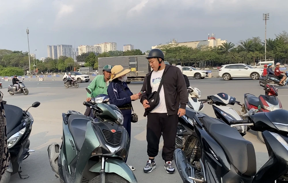 Vé trận đấu Việt Nam-Indonesia ế ẩm, phe vé nhiều hơn người mua.jpg