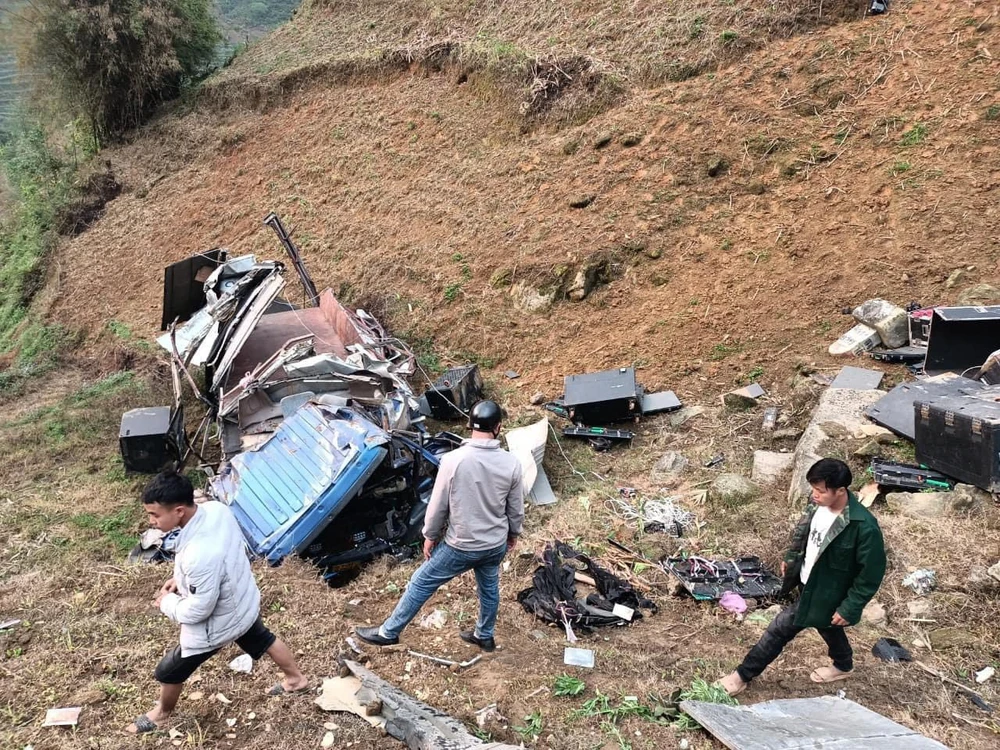 4 người trên xe tải bị thương sau khi lao xuống vực sâu 50 mét.jpg