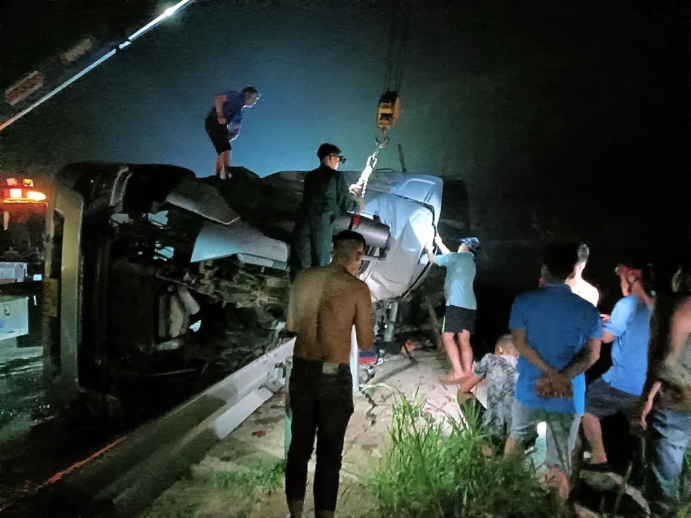 Vừa cầm máu, vừa cắt cabin cứu 3 người mắc kẹt trong vụ lật xe đầu kéo 2.jpg