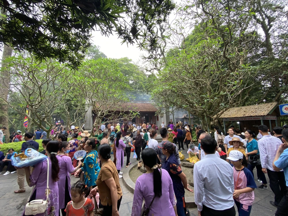 Chưa chính hội, đền Hùng đã đón cả vạn người về hành hương 13.JPG
