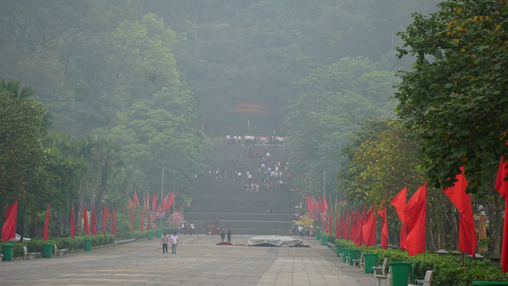 Chưa chính hội, đền Hùng đã đón cả vạn người về hành hương.JPG