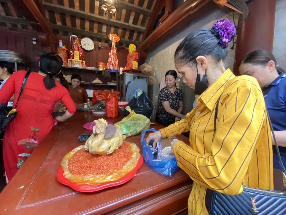 Chưa chính hội, đền Hùng đã đón cả vạn người về hành hương 14.JPG