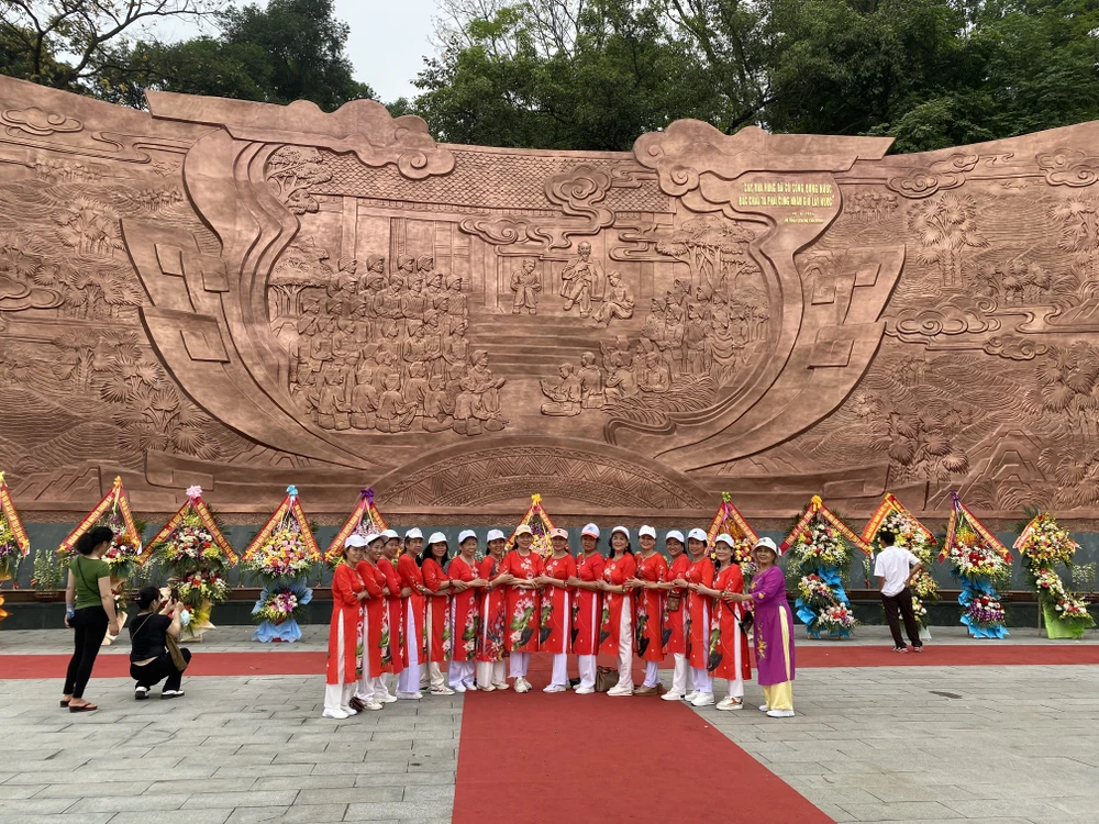 Chưa chính hội, đền Hùng đã đón cả vạn người về hành hương 15.JPG