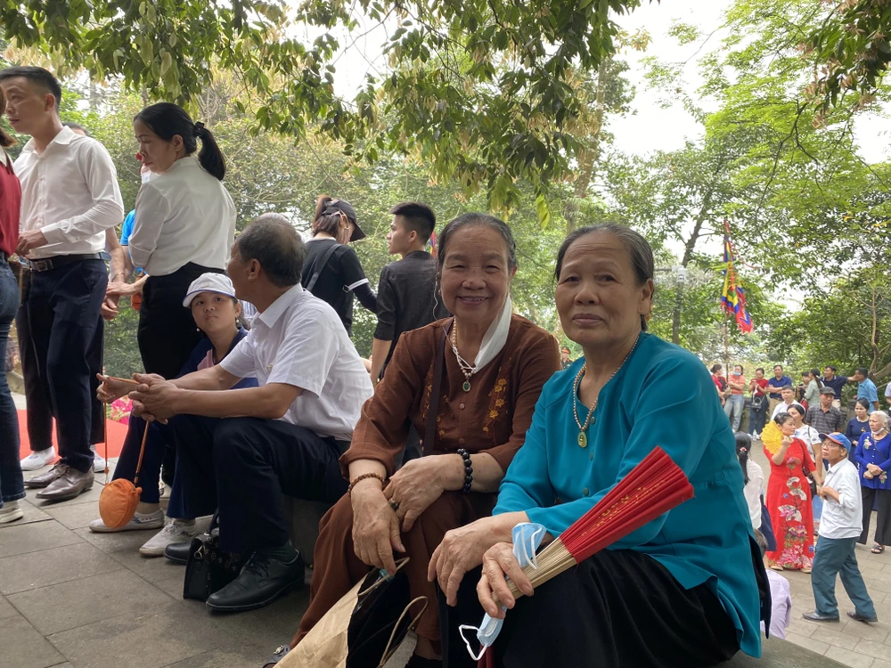 Chưa chính hội, đền Hùng đã đón cả vạn người về hành hương 18.JPG