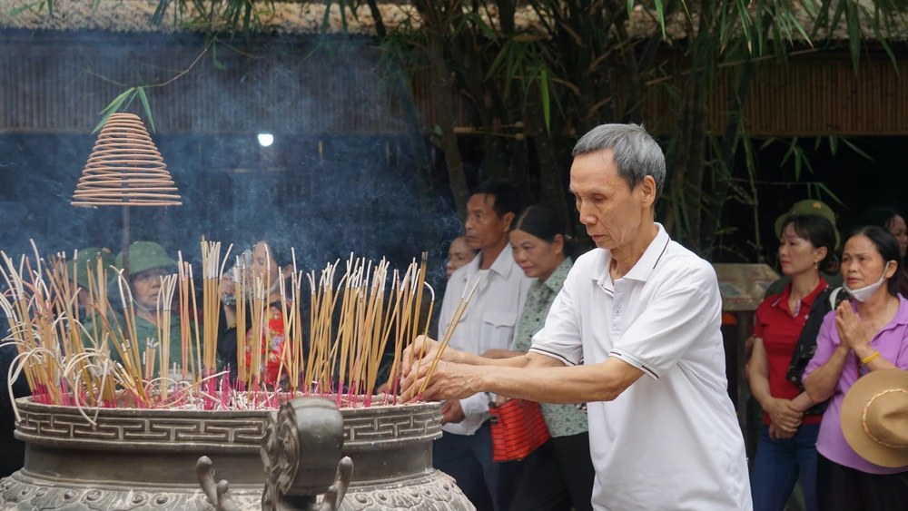 Chưa chính hội, đền Hùng đã đón cả vạn người về hành hương 2.JPG