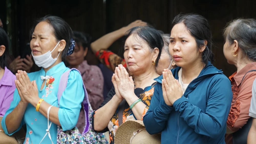 Chưa chính hội, đền Hùng đã đón cả vạn người về hành hương 3.JPG