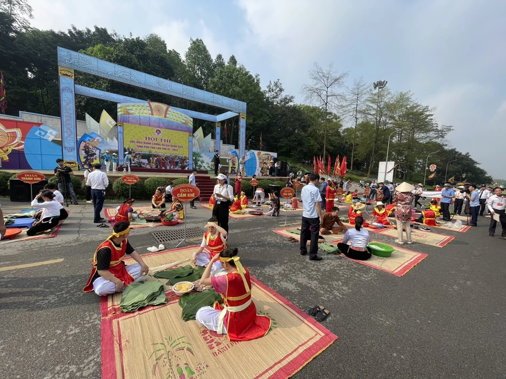 Xem 13 đội thi gói, nấu bánh chưng, giã bánh giầy dịp Giỗ Tổ Hùng Vương 13.jpg