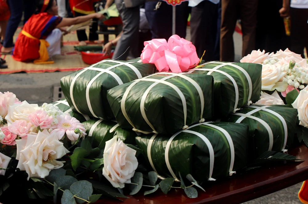 Xem 13 đội thi gói, nấu bánh chưng, giã bánh giầy dịp Giỗ Tổ Hùng Vương 14.jpg