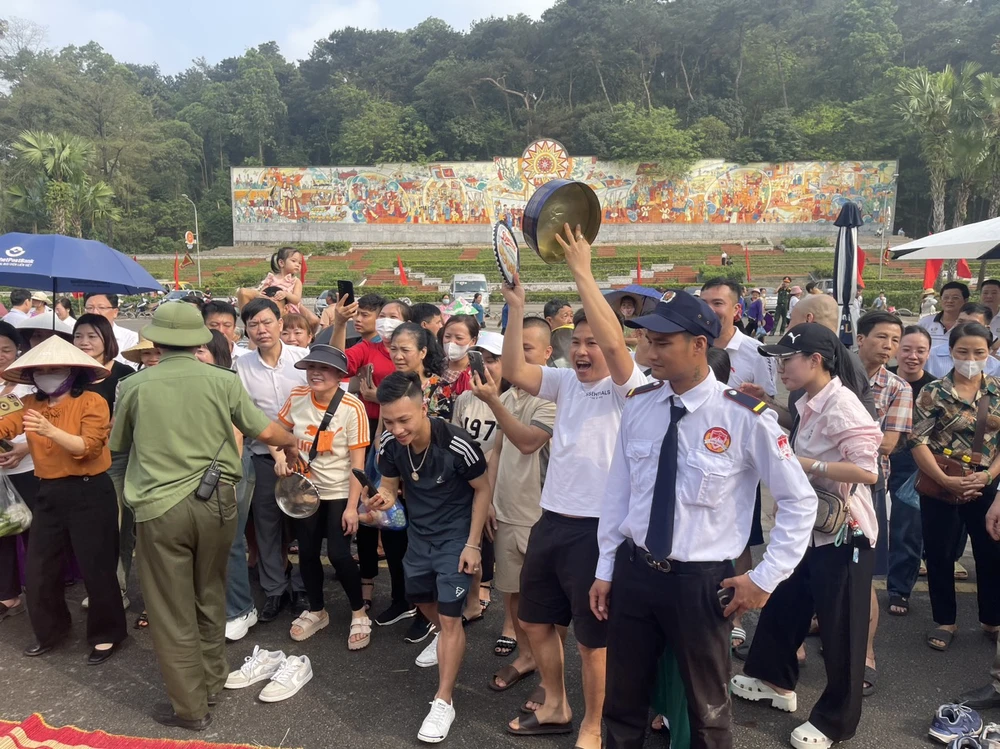 Xem 13 đội thi gói, nấu bánh chưng, giã bánh giầy dịp Giỗ Tổ Hùng Vương 17.jpg