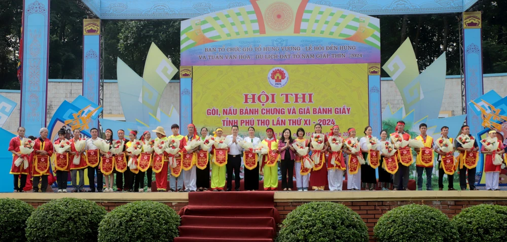 Xem 13 đội thi gói, nấu bánh chưng, giã bánh giầy dịp Giỗ Tổ Hùng Vương 5.jpg