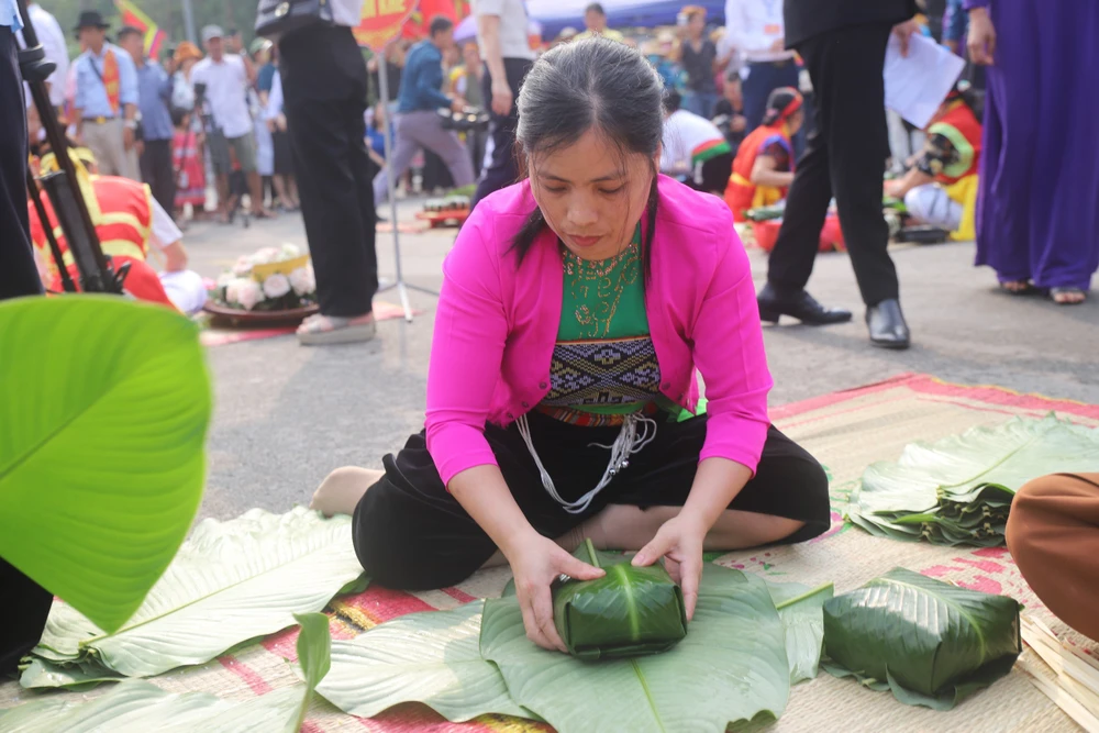 Xem 13 đội thi gói, nấu bánh chưng, giã bánh giầy dịp Giỗ Tổ Hùng Vương 6.jpg