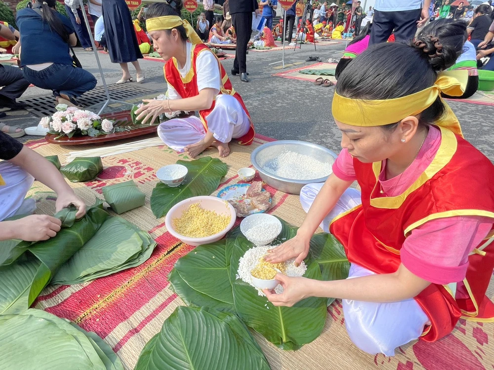 Xem 13 đội thi gói, nấu bánh chưng, giã bánh giầy dịp Giỗ Tổ Hùng Vương 7.jpg