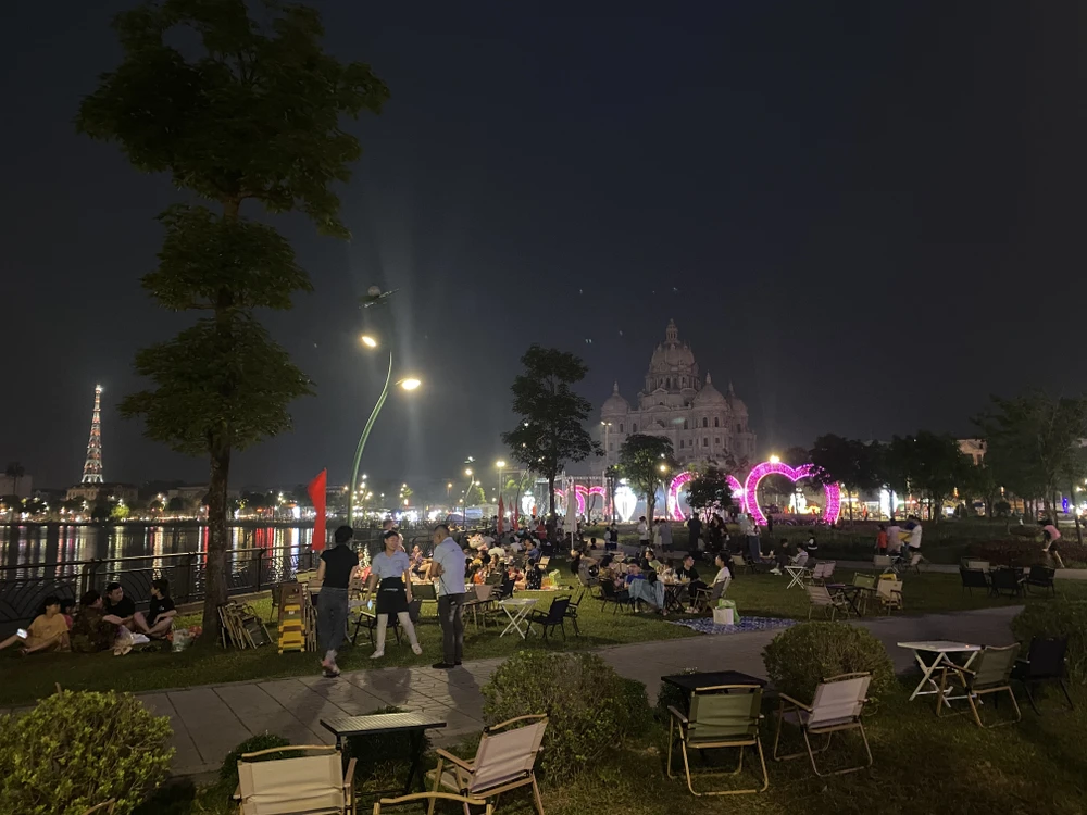 Mãn nhãn màn pháo hoa tầm cao trên bầu trời Phú Thọ dịp Giỗ Tổ Hùng Vương 2 copy.jpg