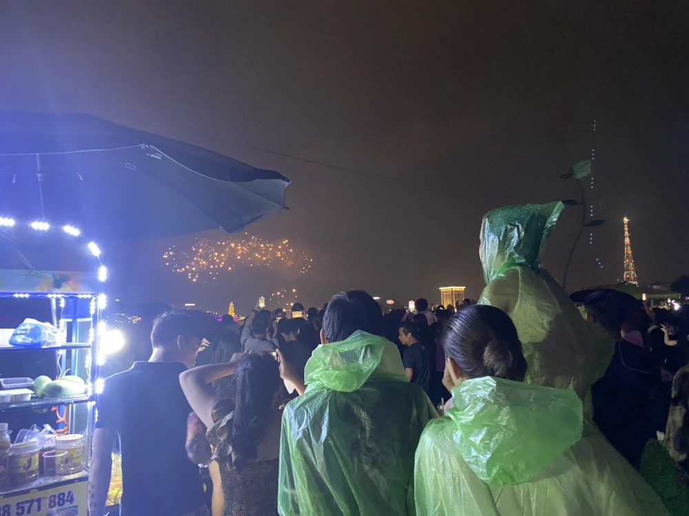 Ngàn người đội mưa xem pháo hoa hình trái tim, ngôi sao trên bầu trời Phú Thọ 1.JPG