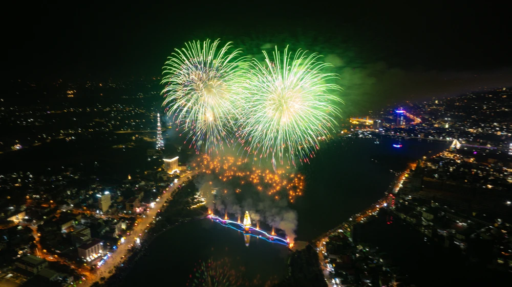 Ngàn người đội mưa xem pháo hoa hình trái tim, ngôi sao trên bầu trời Phú Thọ 12.jpg