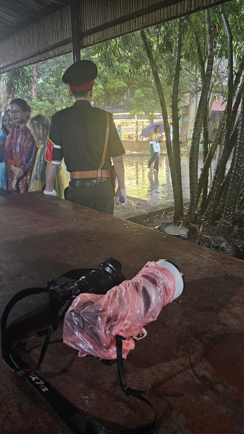 Những chiếc máy ảnh được bọc áo mưa trong ngày Giỗ Tổ Hùng Vương 10.jpg