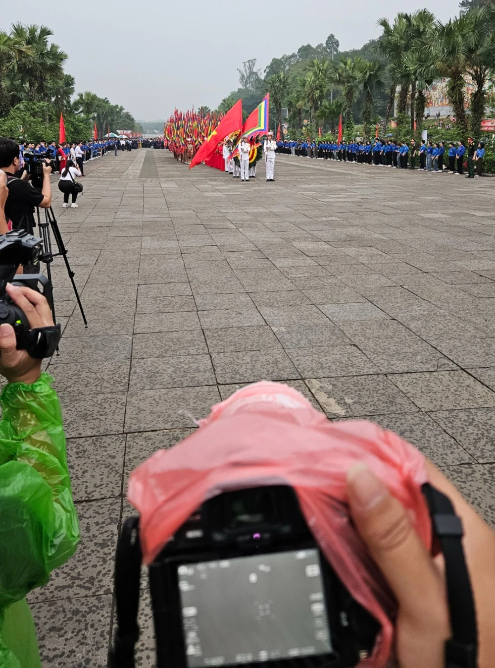 Những chiếc máy ảnh được bọc áo mưa trong ngày Giỗ Tổ Hùng Vương 11.jpg