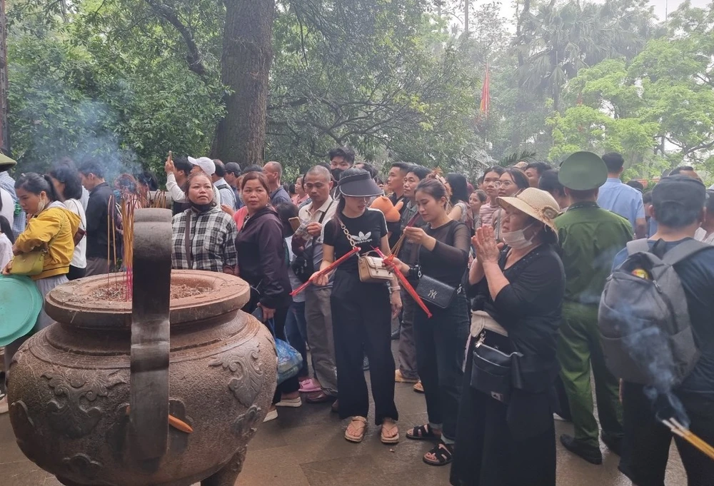 Những chiếc máy ảnh được bọc áo mưa trong ngày Giỗ Tổ Hùng Vương 13.jpg