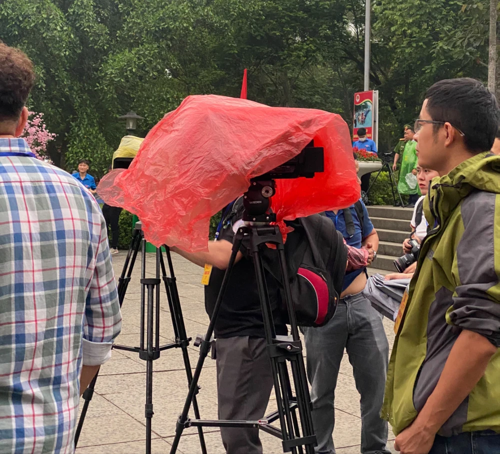 Những chiếc máy ảnh được bọc áo mưa trong ngày Giỗ Tổ Hùng Vương.JPG