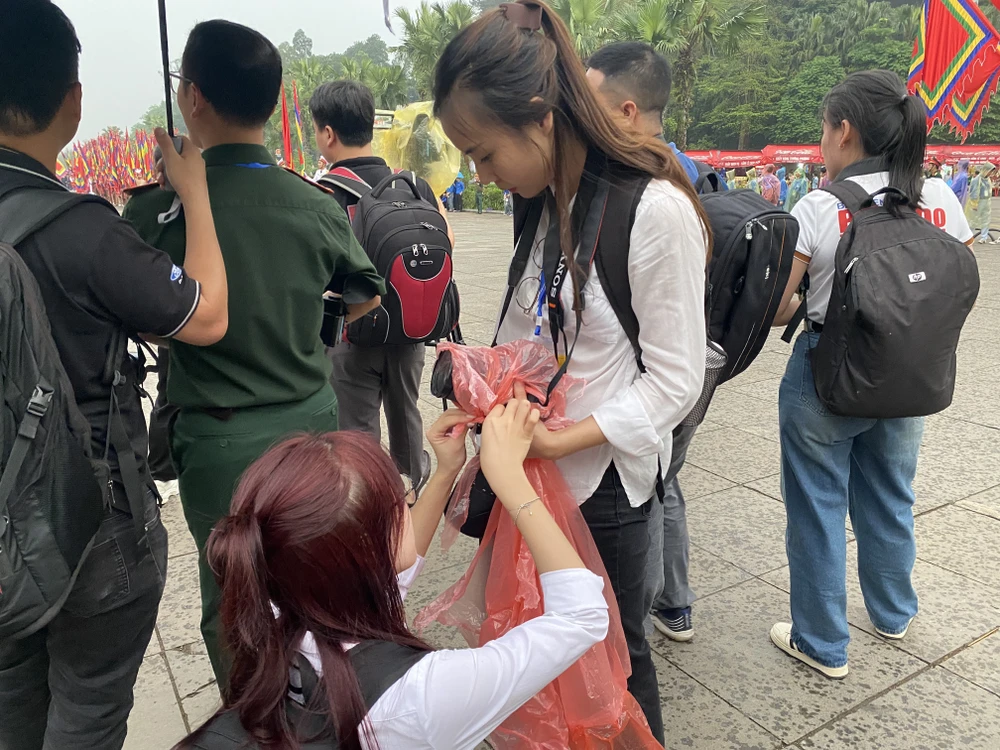 Những chiếc máy ảnh được bọc áo mưa trong ngày Giỗ Tổ Hùng Vương 7.JPG