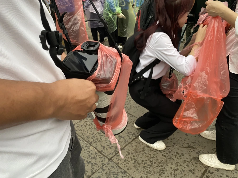 Những chiếc máy ảnh được bọc áo mưa trong ngày Giỗ Tổ Hùng Vương 8.JPG