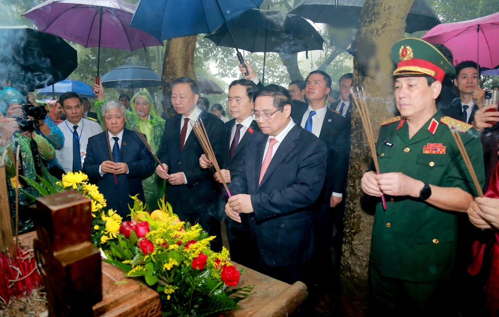 Thủ tướng Chính phủ Phạm Minh Chính dâng hương tưởng niệm các Vua Hùng