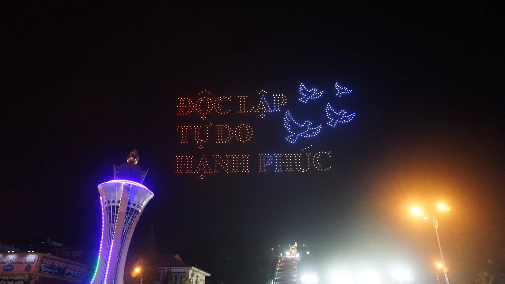 700 thiết bị bay không người lái tái hiện chiến thắng Điện Biên Phủ.jpg