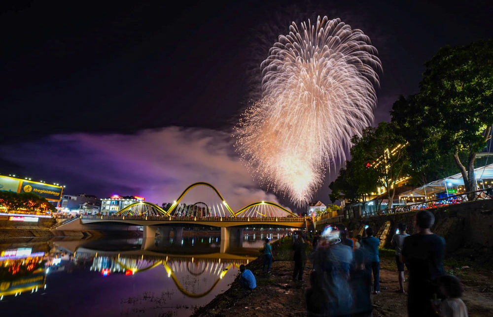 Pháo hoa rực sáng bầu trời Điện Biên trước ngày kỷ niệm 70 năm chiến thắng Điện Biên Phủ.jpeg