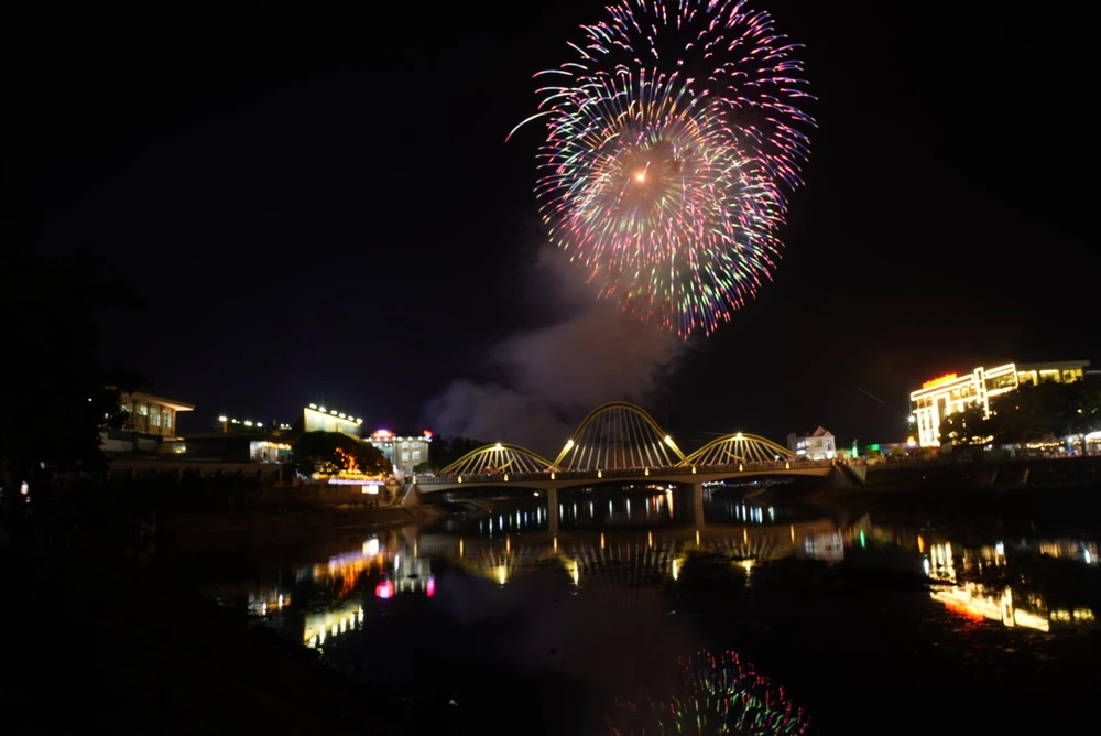 Pháo hoa rực sáng bầu trời Điện Biên trước ngày kỷ niệm 70 năm chiến thắng Điện Biên Phủ.jpeg