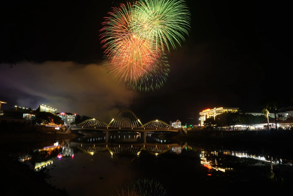 Pháo hoa rực sáng bầu trời Điện Biên trước ngày kỷ niệm 70 năm chiến thắng Điện Biên Phủ.jpeg