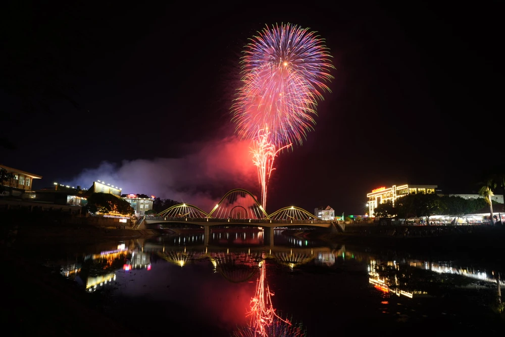 Pháo hoa rực sáng bầu trời Điện Biên trước ngày kỷ niệm 70 năm chiến thắng Điện Biên Phủ.jpeg