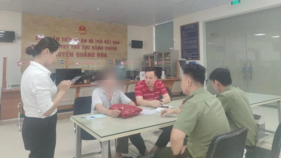 Nghe lời công an rởm người đàn ông rút hơn 300 triệu đồng tiền tiết kiệm.jpg