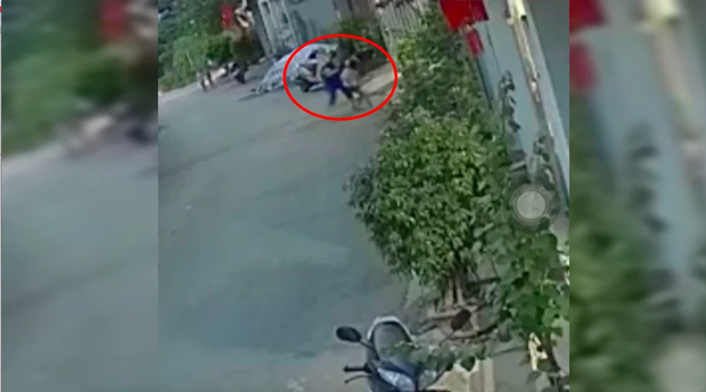 Hình ảnh cô giáo mầm non hành hung cháu bé 8 tuổi bị camera ghi lại. Ảnh cắt từ clip.