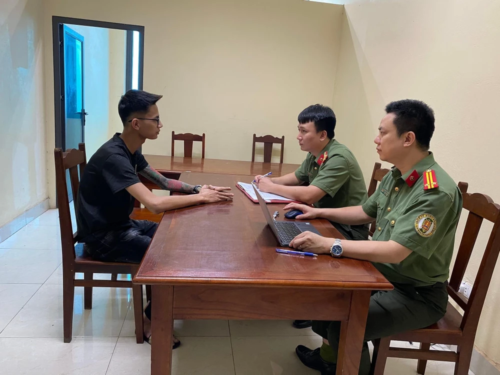 Khởi tố đối tượng đưa người sang Campuchia để làm công việc lừa đảo qua mạng.JPG