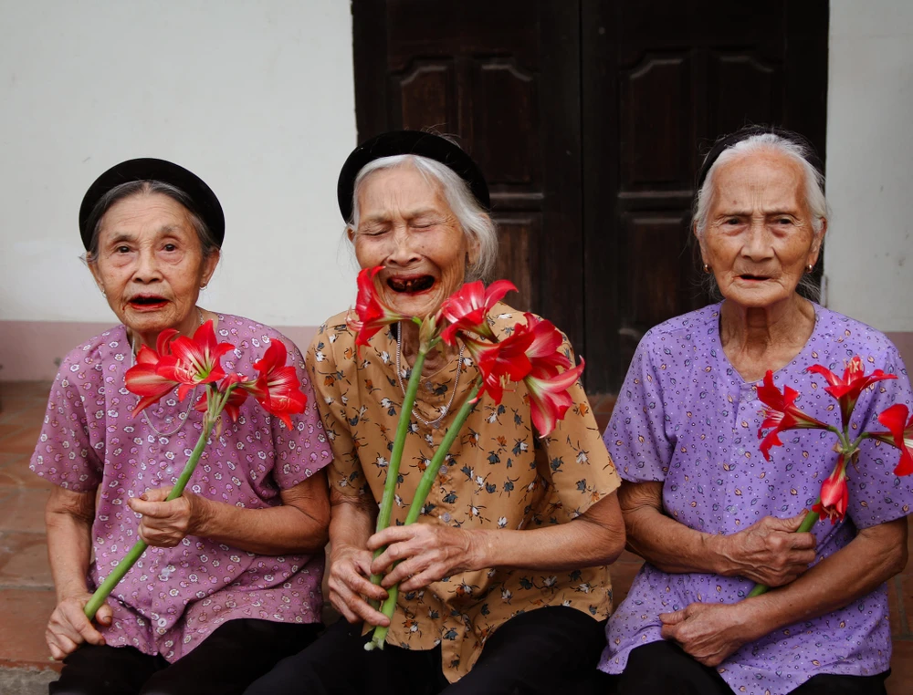 Dân mạng tấm tắc khen bộ ảnh 'ba chị em nàng thơ U100' ở Phú Thọ 6.jpg