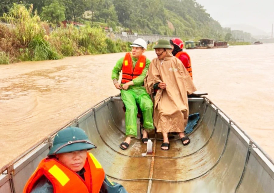 Hai mẹ con bị lũ cuốn trôi trong lúc ngủ tại lán trông ao cá.jpeg