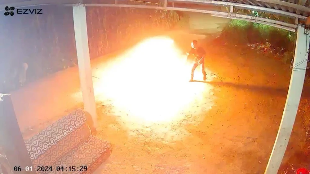 Nhóm thanh niên ném bom xăng giải quyết mâu thuẫn cá nhân.jpg